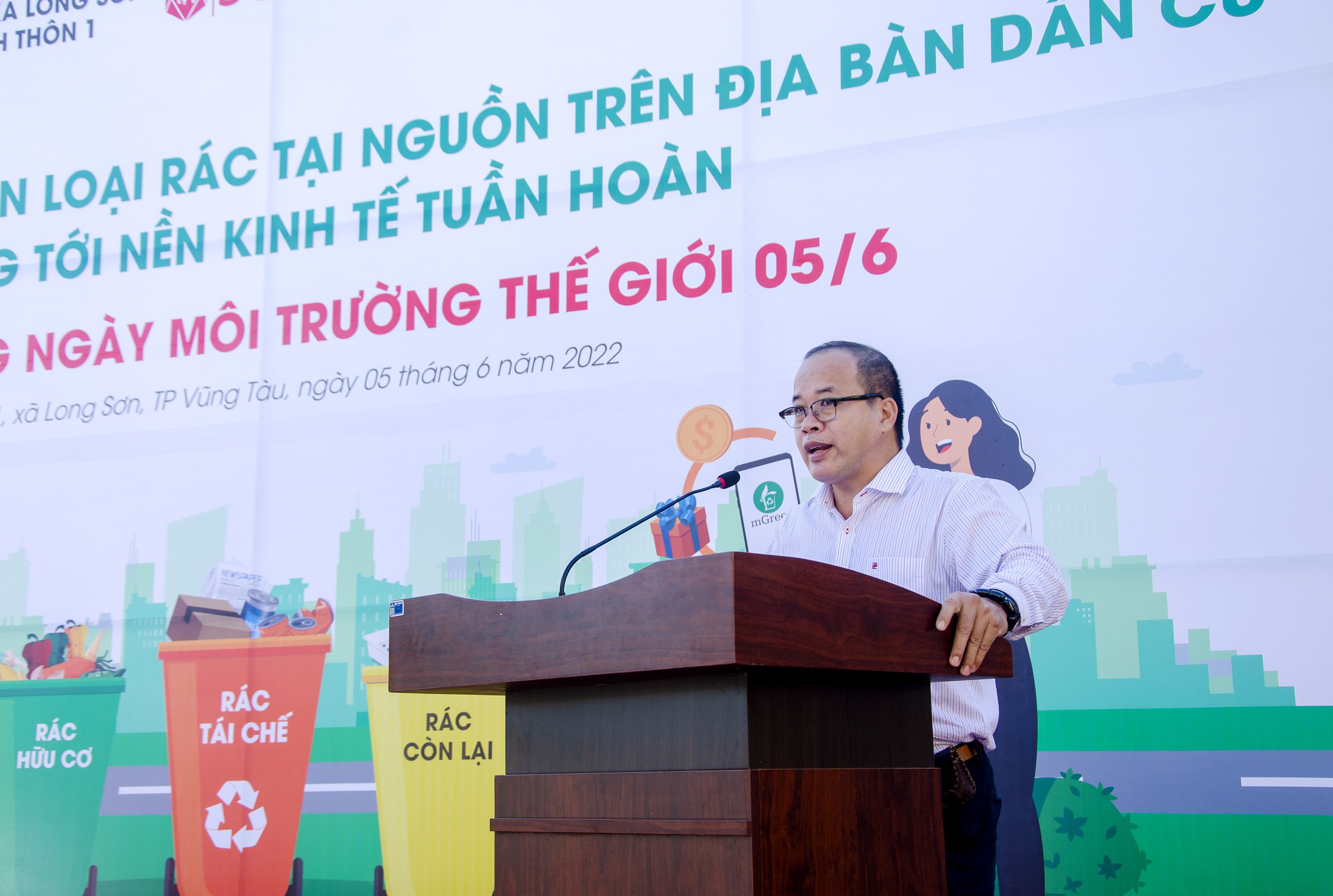 Ông Đặng Sơn Hải, Phó Giám đốc Sở Tài nguyên và Môi trường phát động hưởng ứng Ngày Môi trường thế giới tại chương trình.