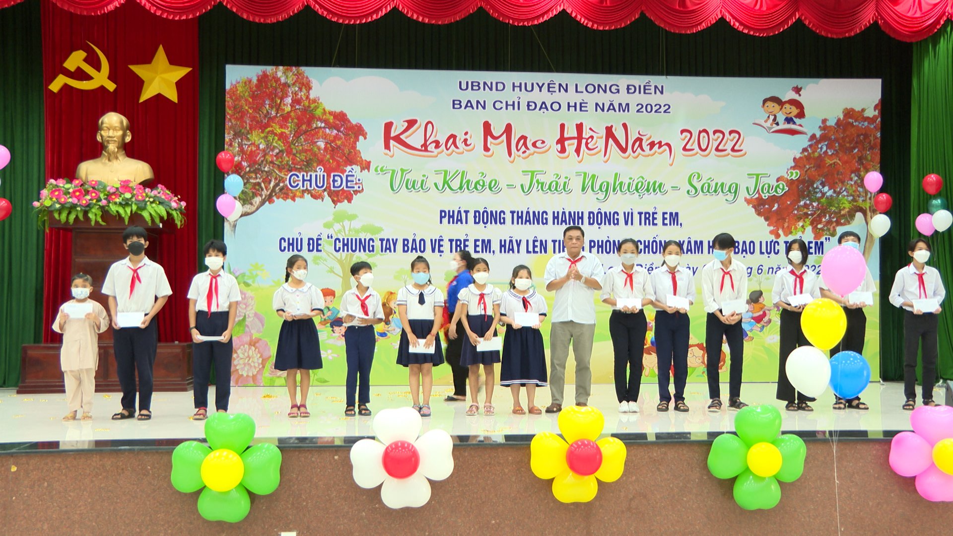 Ông Trần Quang Vinh, Phó Trưởng Ban Dân vận Huyện ủy Long Điền trao học bổng của Hội khuyến học huyện cho các em học sinh nghèo, hiếu học.