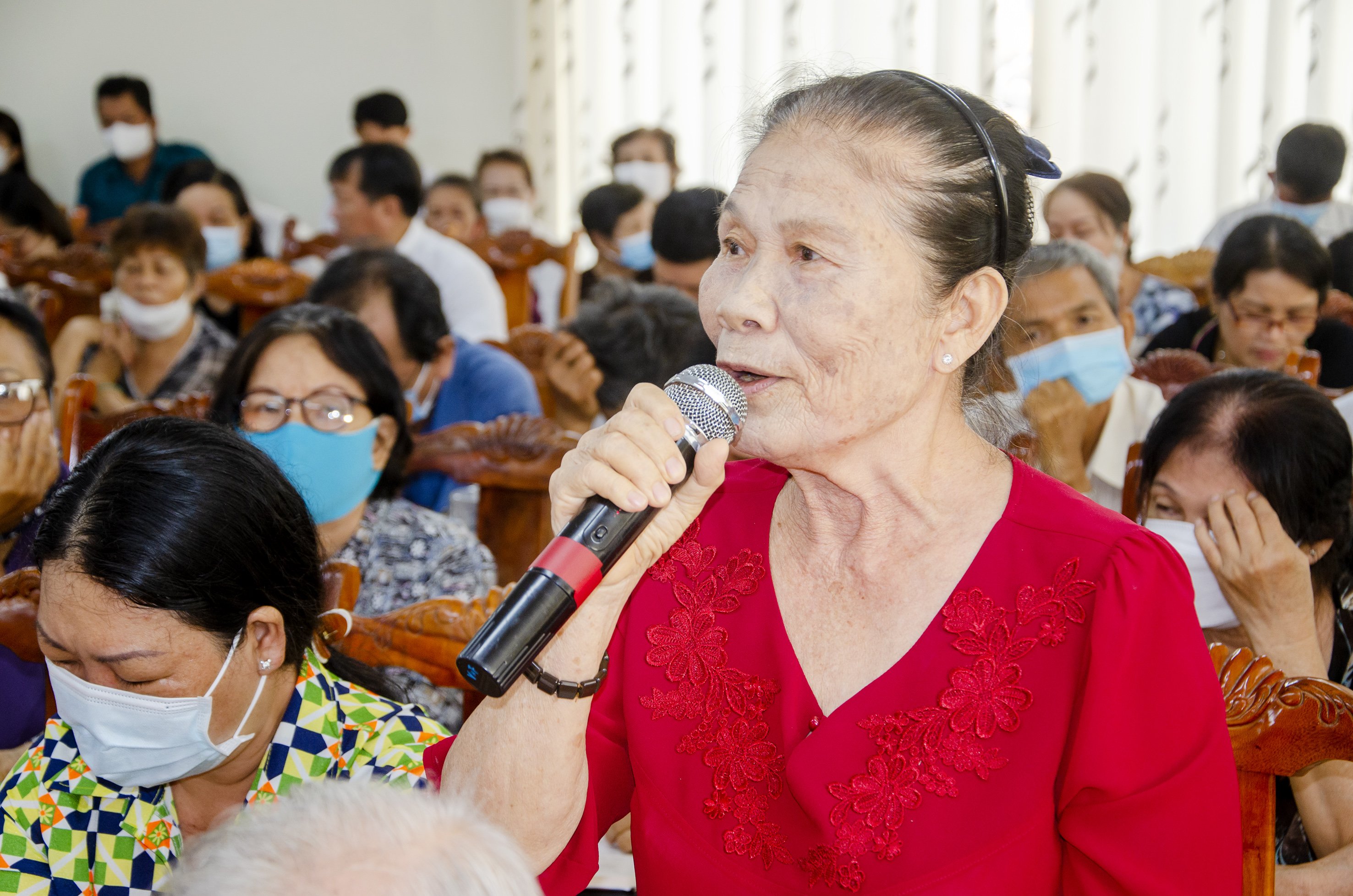 Cử tri Nguyễn Thị Ngoan, phường 1, TP. Vũng Tàu đề nghị làm rõ kết quả thực hiện công tác thu hồi tài sản trong các vụ án kinh tế, tham nhũng của TAND tỉnh.