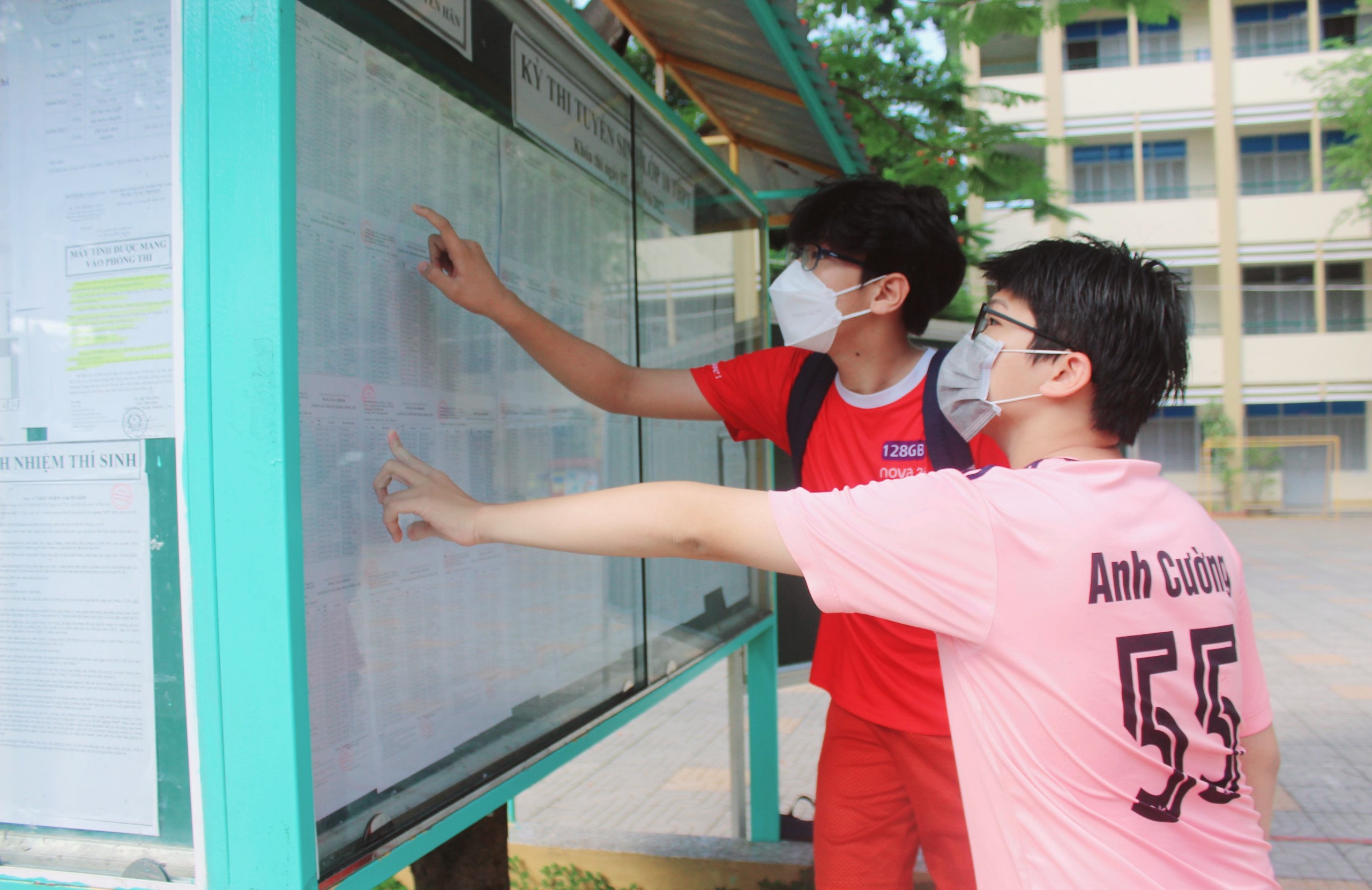 Thí sinh dự thi tại hội đồng thi THPT Trần Nguyên Hãn (TP. Vũng Tàu) xem số báo danh và sơ đồ phòng thi  tại bảng tin của trường.
