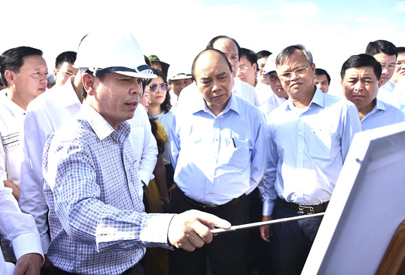 Bộ trưởng Bộ GT-VT Nguyễn Văn Thể thuyết trình với Thủ tướng Chính phủ Nguyễn Xuân Phúc và các Phó Thủ tướng về đường liên cảng tại buổi thị sát các dự án trọng điểm trên địa bàn tỉnh ngày 30/5/2020. 