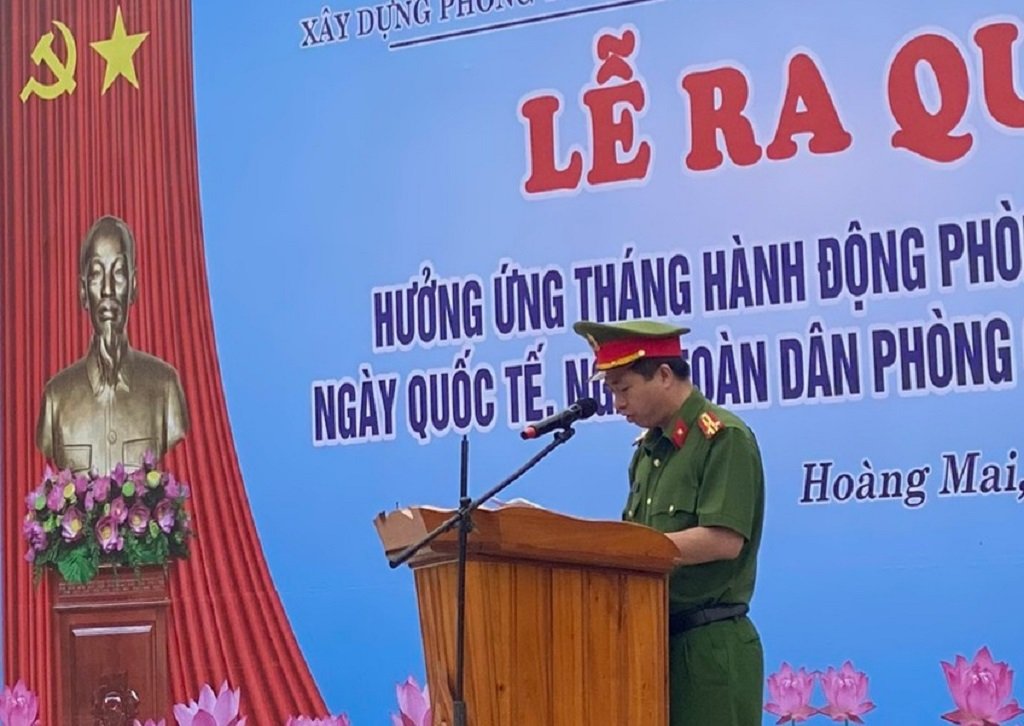 Lãnh đạo Thị uỷ và Công an thị xã Hoàng Mai phát biểu tại buổi lễ