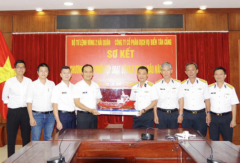 Bộ Tư lệnh Vùng 2 Hải quân tặng quà cho Công ty CP Dịch vụ biển Tân Cảng.