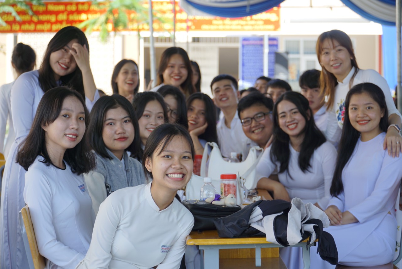 HS lớp 12 Trường THPT Nguyễn Du chụp hình lưu niệm tại buổi lễ.