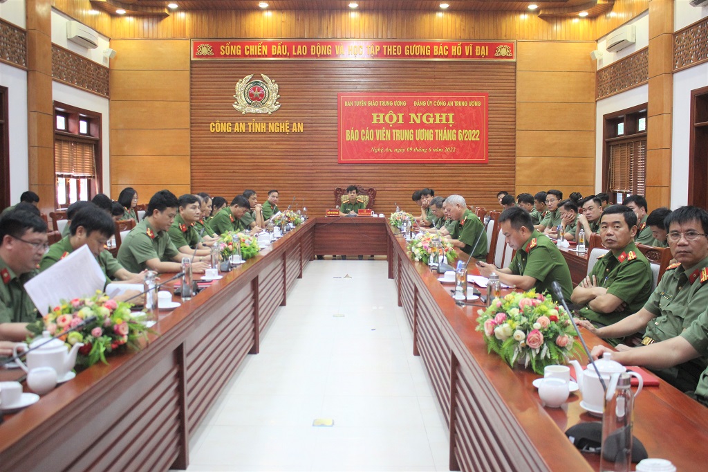 Đồng chí Đại tá Nguyễn Đức Hải, Phó Giám đốc Công an tỉnh chủ trì Hội nghị tại điểm cầu Công an tỉnh Nghệ An 