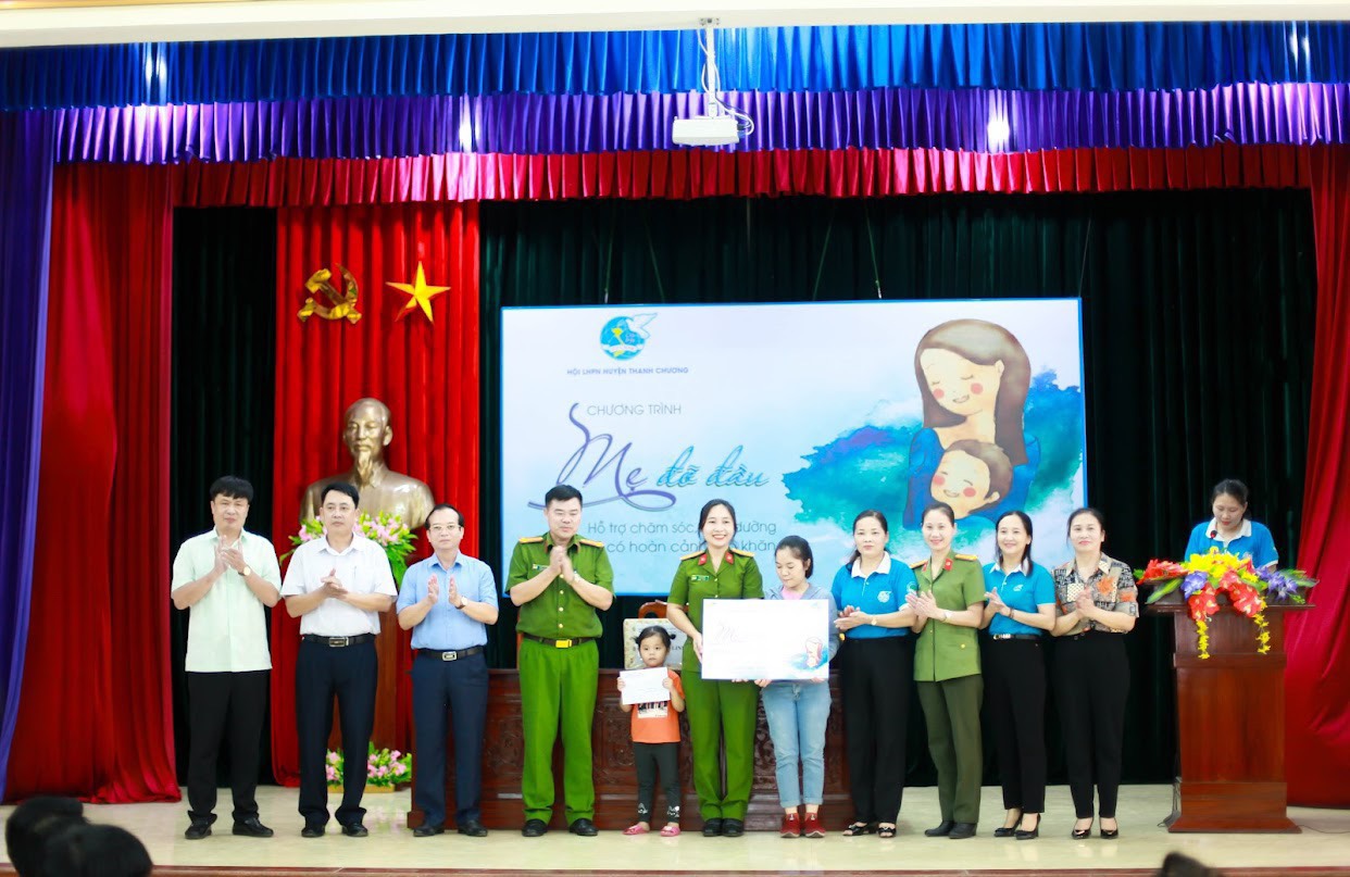 Trao quà hỗ trợ cháu Trịnh Hà Linh