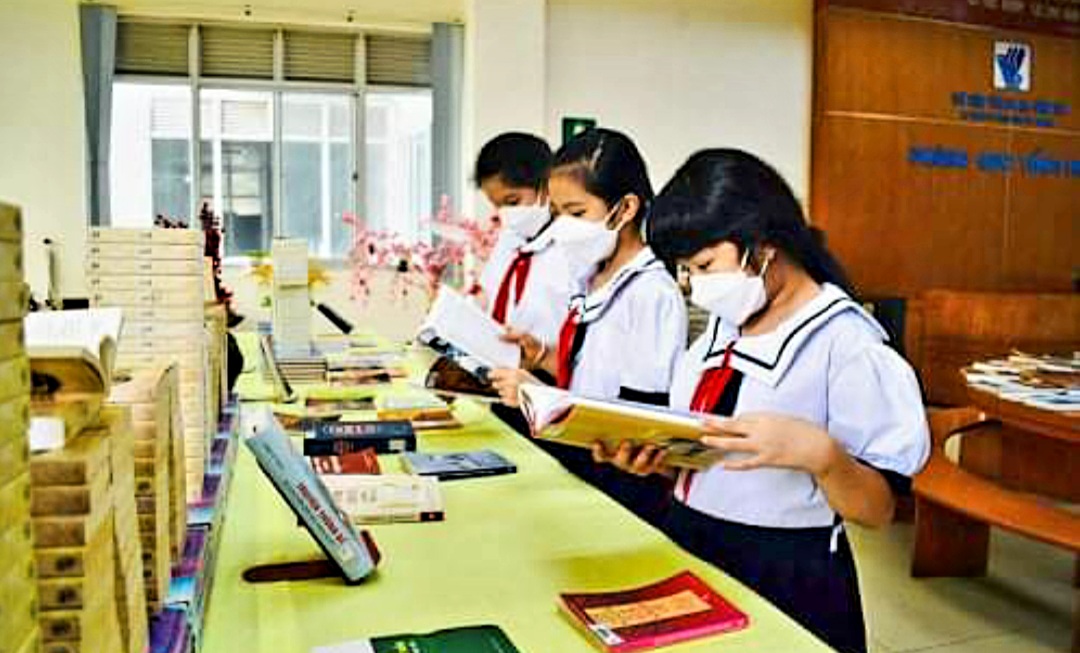 Học sinh hăng say đọc sách tại phòng đọc tổng hợp.