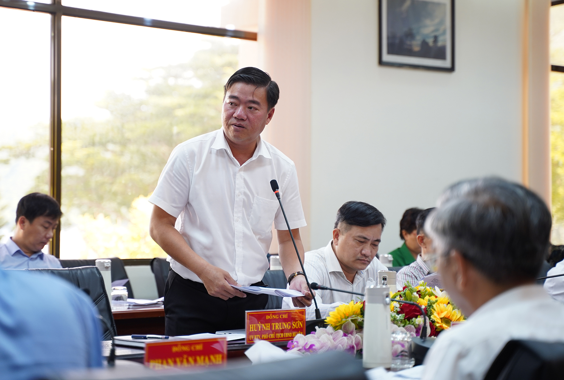 Ông Huỳnh Trung Sơn, Phó Chủ tịch UBND huyện Côn Đảo báo cáo tình hình thực hiện nhiệm vụ kinh tế-xã hội 6 tháng đầu năm.