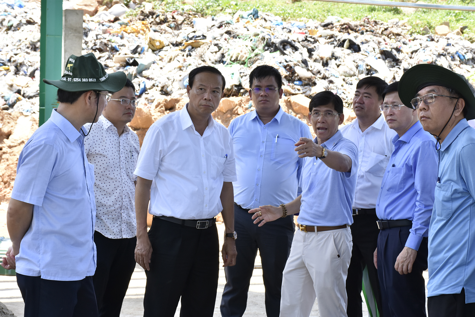Ông Nguyễn Văn Thọ kiểm tra tiến độ dự án xử lý ô nhiễm chất thải rắn tồn đọng tại Bãi Nhát.