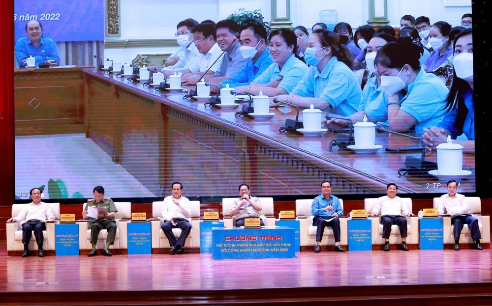 Thủ tướng Phạm Minh Chính và lãnh đạo các bộ, ngành chủ trì đối thoại.