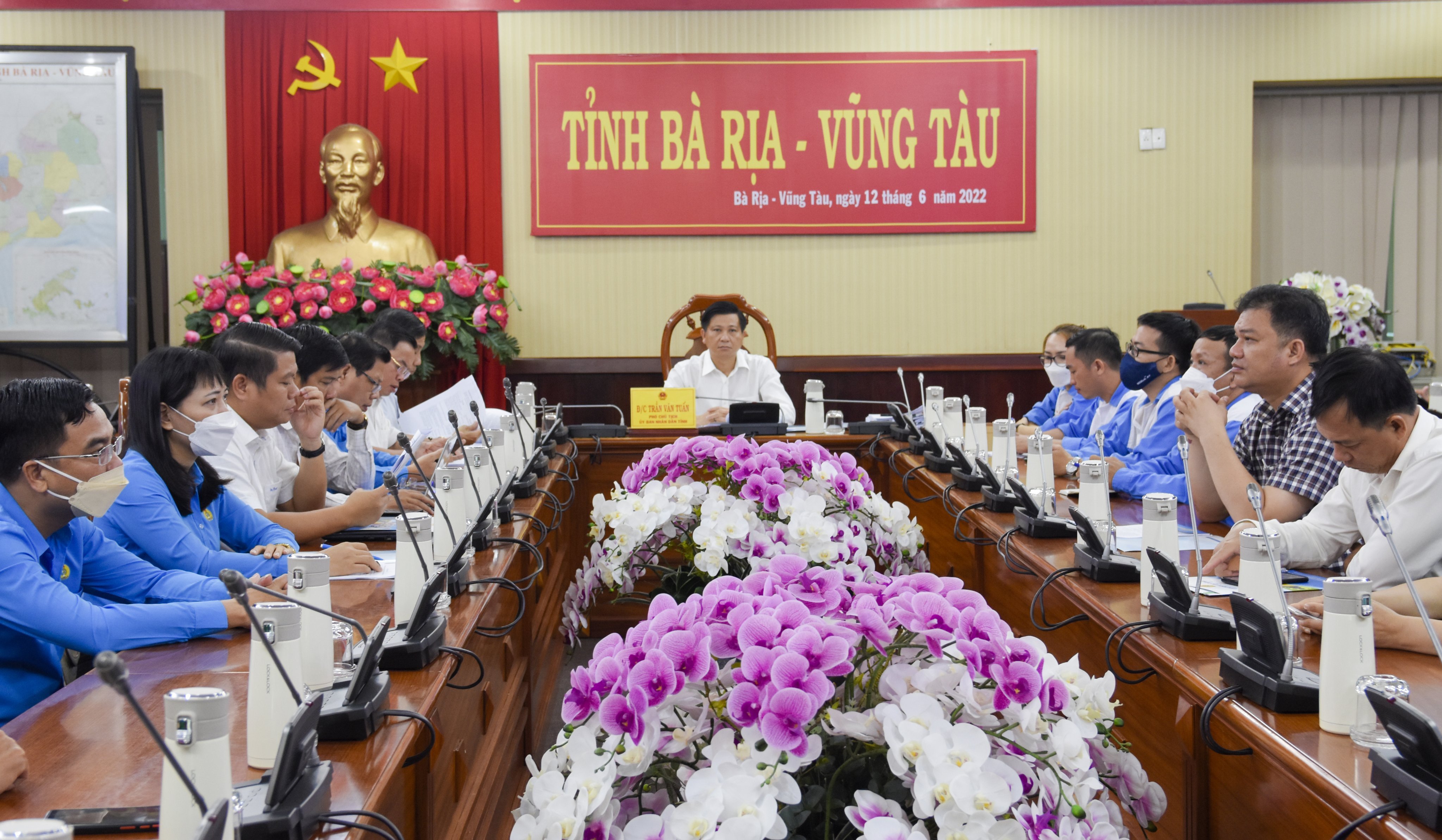 Ông Trần Văn Tuấn, Phó Chủ tịch UBND tỉnh và đại diện lãnh đạo các sở, ngành và CNLĐ dự buổi đối thoại tại điểm cầu Bà Rịa-Vũng Tàu.  