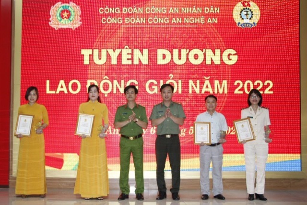 Đồng chí Đại tá Nguyễn Đức Hải, Phó Giám đốc Công an tỉnh và đồng chí Thượng úy Dương Quốc Cường, Chủ tịch Công đoàn Công an tỉnh trao danh hiệu “Lao động giỏi” cho các đoàn viên công đoàn       