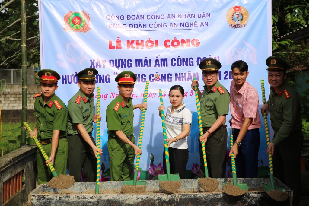 Các đại biểu và gia đình thực hiện nhi thức động thổ mái ấm công đoàn
