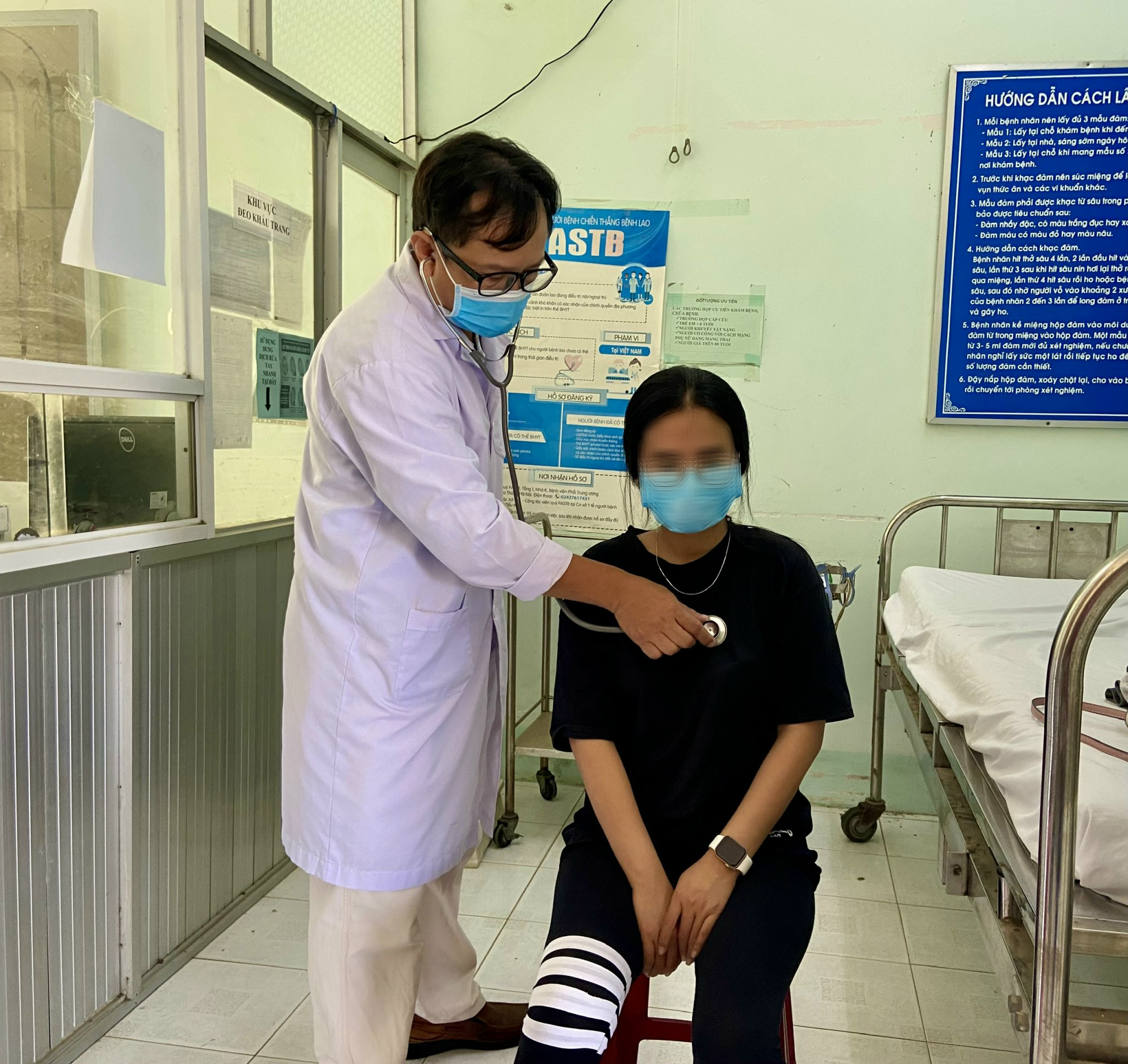 Bệnh nhân P.T.T.T. ở TP.Vũng Tàu được bác sĩ Bệnh viện Phổi Phạm Hữu Chí khám bệnh định kỳ theo lịch hẹn.