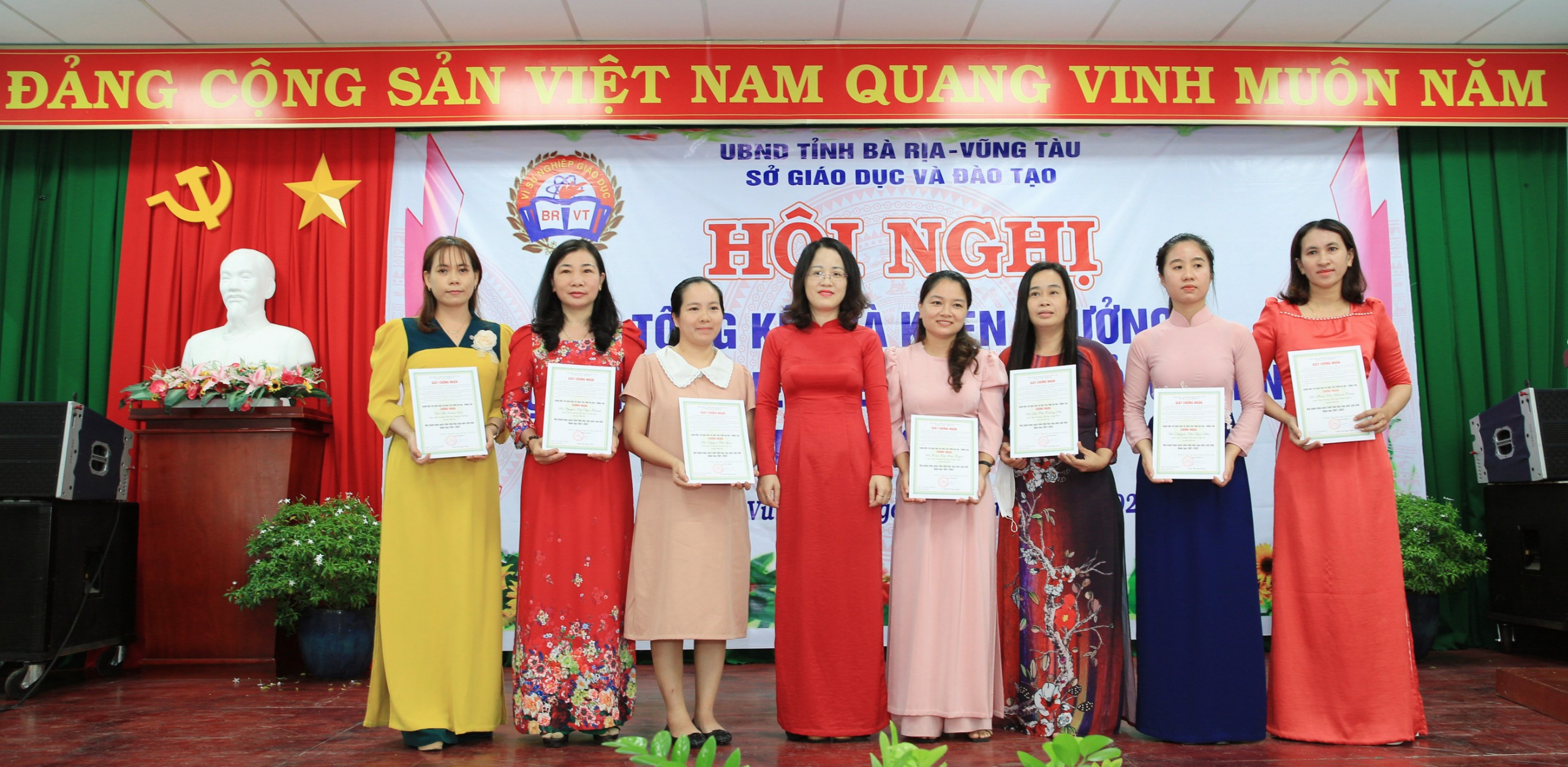 Bà Nguyễn Thị Lan Hương, Trưởng phòng GD-ĐT TP. Vũng Tàu trao Giấy chứng nhận cho các GV đạt danh hiệu GV dạy giỏi cấp tỉnh.