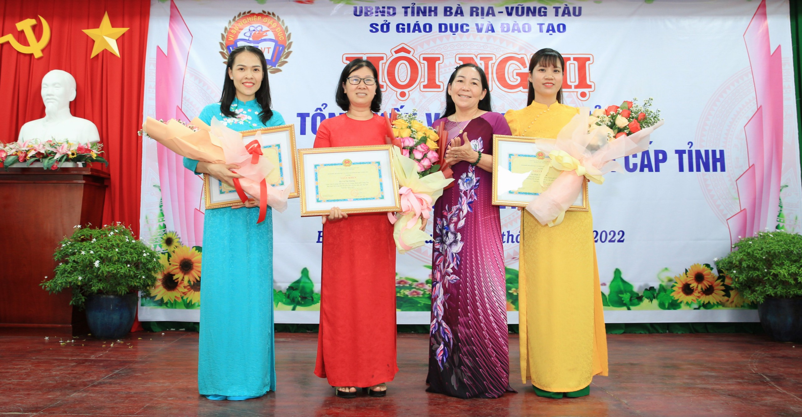 Bà Hà Thị Thanh Thuận, Trưởng phòng Giáo dục MN-TH trao Giấy khen cho các GV đạt giải Nhất, Nhì.