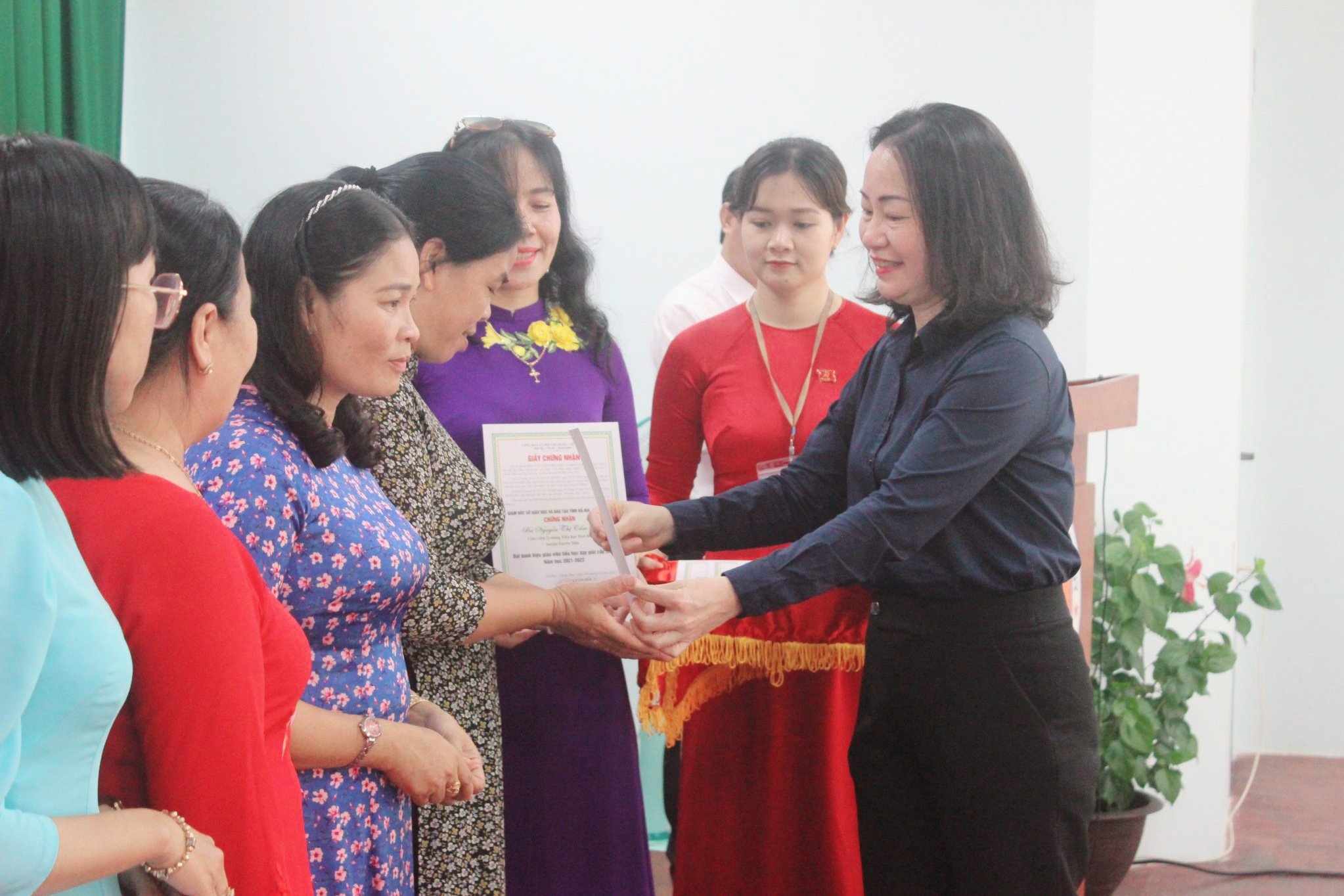 Bà Trần Thị Ngọc Châu trao Giấy chứng nhận cho các GV đạt danh hiệu GV dạy giỏi cấp tỉnh.