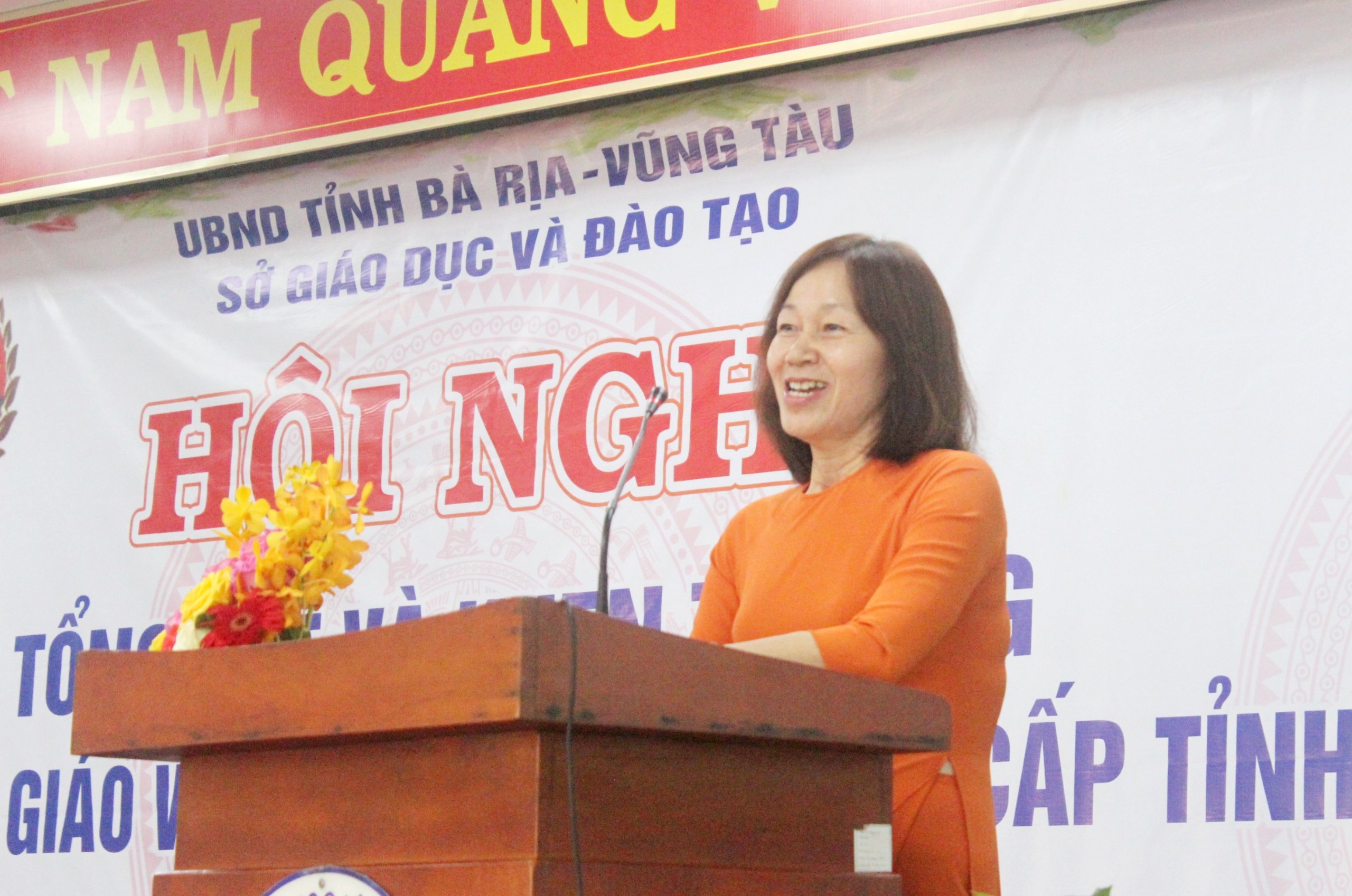 Bà Nguyễn Thị Mộng Thu, Phó Trưởng phòng Giáo dục MN-TH (Sở GD-ĐT) báo cáo tổng kết hội thi.