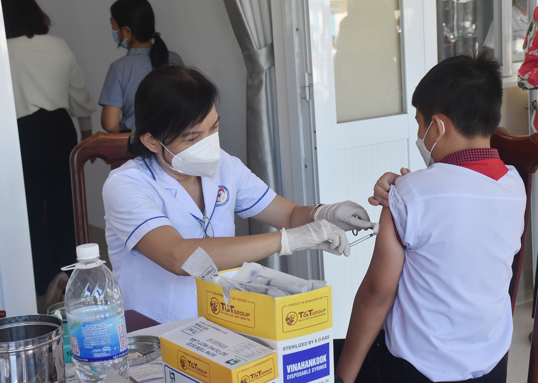 Nhân viên y tế tiêm vắc xin phòng COVID-19 cho học sinh tại Trường THCS Phan Bội Châu, huyện Châu Đức. Ảnh: MINH THIÊN