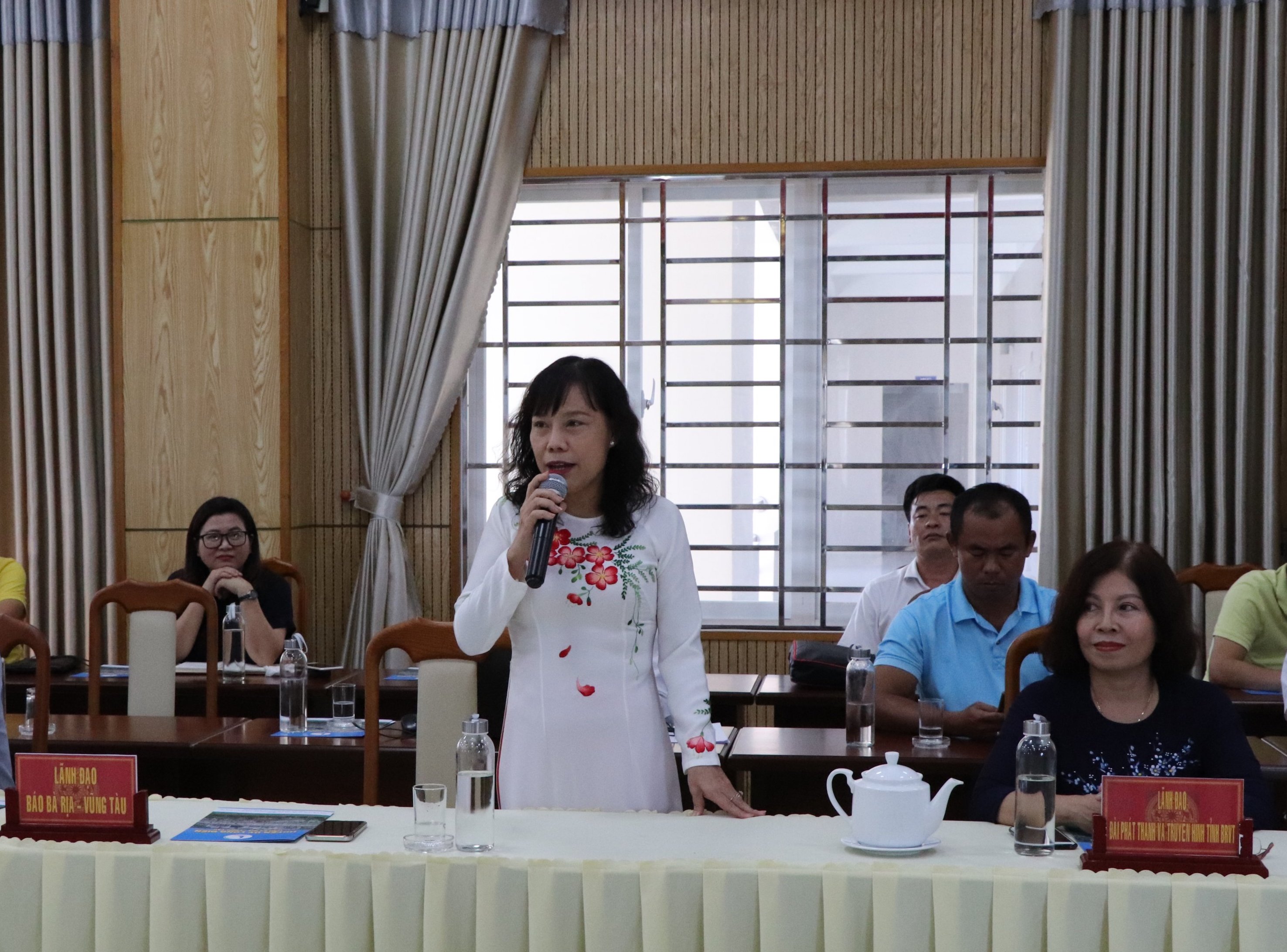 Bà Đỗ Nguyễn Hoàng Dung, Quyền Tổng Biên tập Báo Bà Rịa-Vũng Tàu phát biểu tại buổi họp mặt.