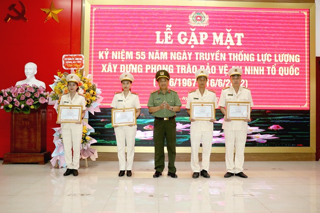 Nhiều cá nhân có thành tích xuất sắc được khen thưởng