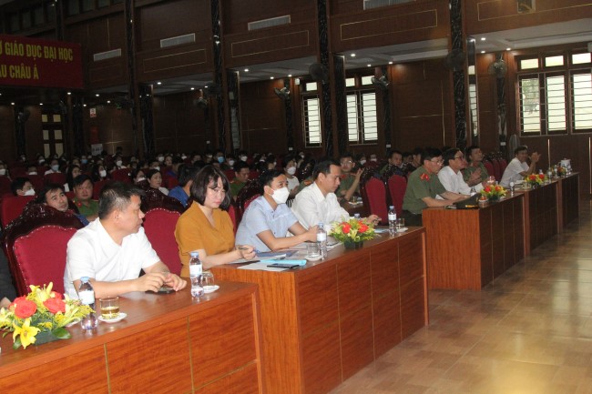 Các đại biểu tới dự