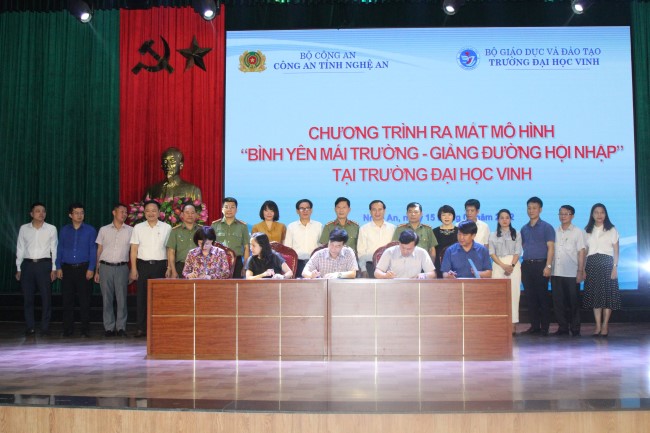 Ký cam kết về công tác đảm bảo an toàn trong trường học với các phòng, khoa chức năng