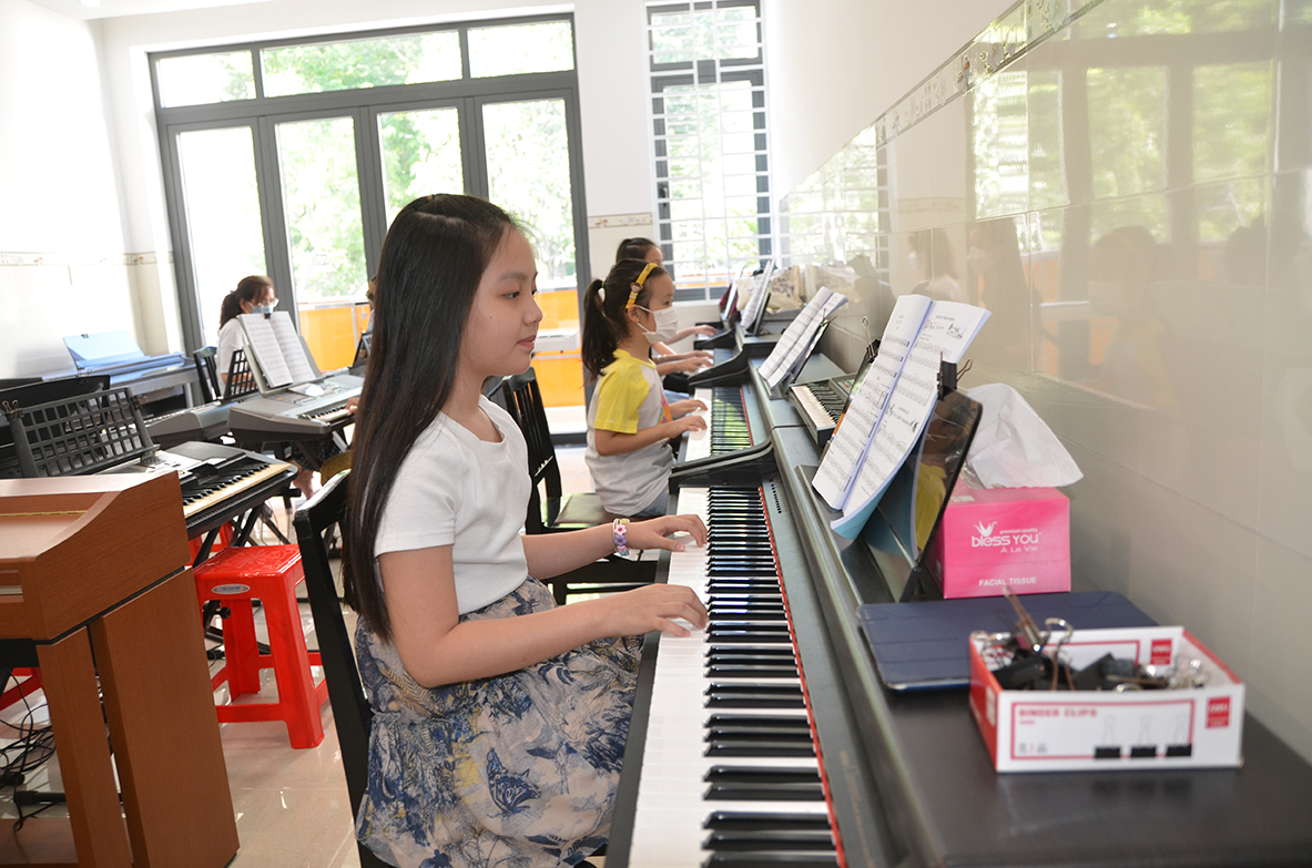 Em Hà Kim Thủy Linh học đàn piano tại Trung tâm Music box Úc An (170, Cách Mạng Tháng Tám, TP. Bà Rịa).
