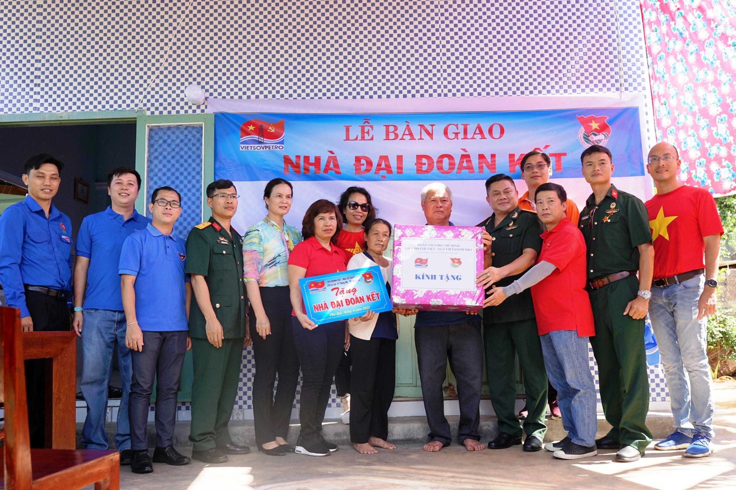 Hội CCB VSP phối hợp với Đoàn Thanh niên, Ban Nữ công trao tặng Nhà Đại đoàn kết cho người dân đảo Phú Quí tỉnh Bình Thuận. Ảnh: MAI THẮNG.