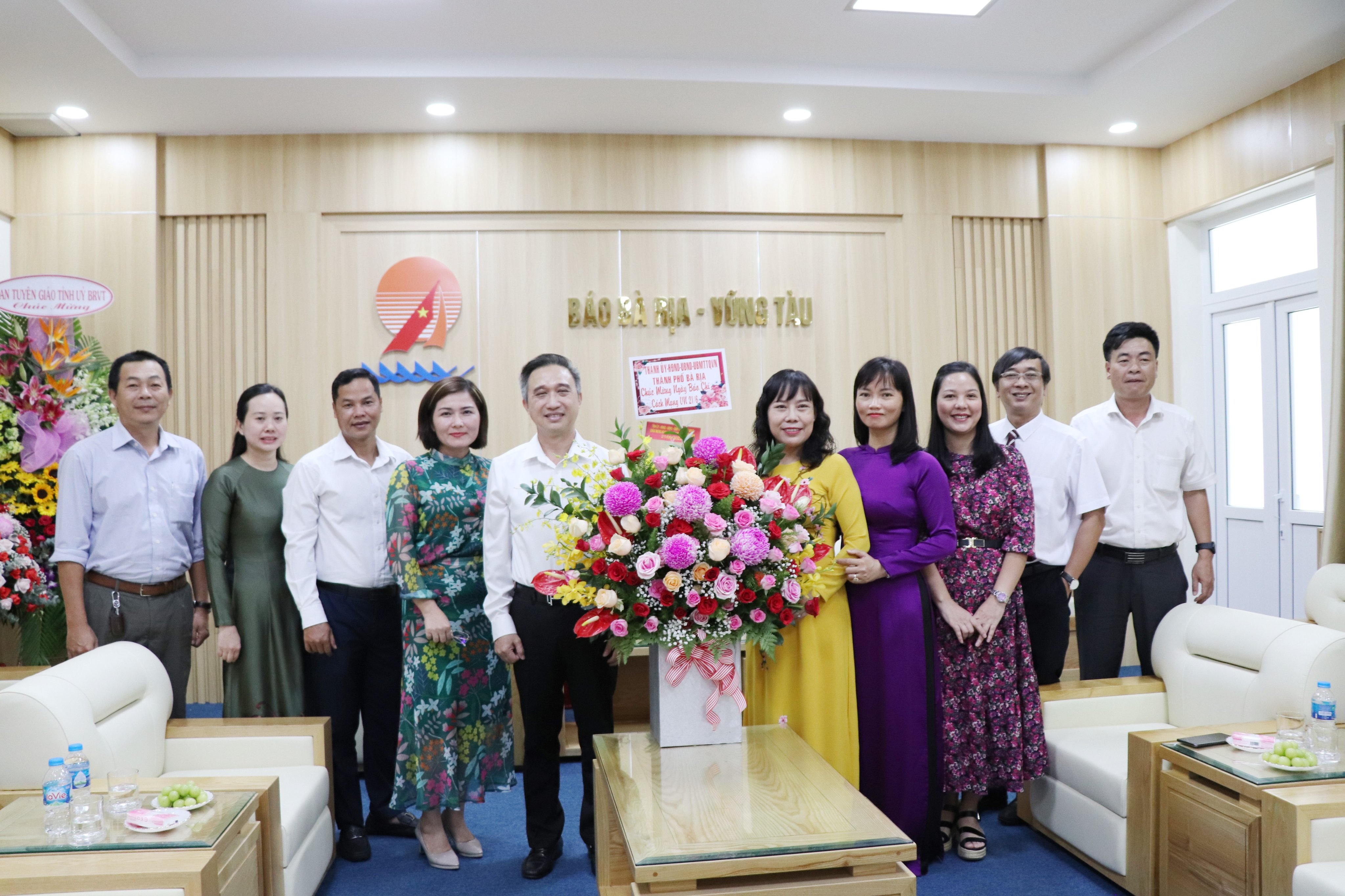 Ông Đặng Minh Thông, Bí thư Thành ủy Bà Rịa thăm, tặng hoa chúc mừng Báo Bà Rịa-Vũng Tàu.