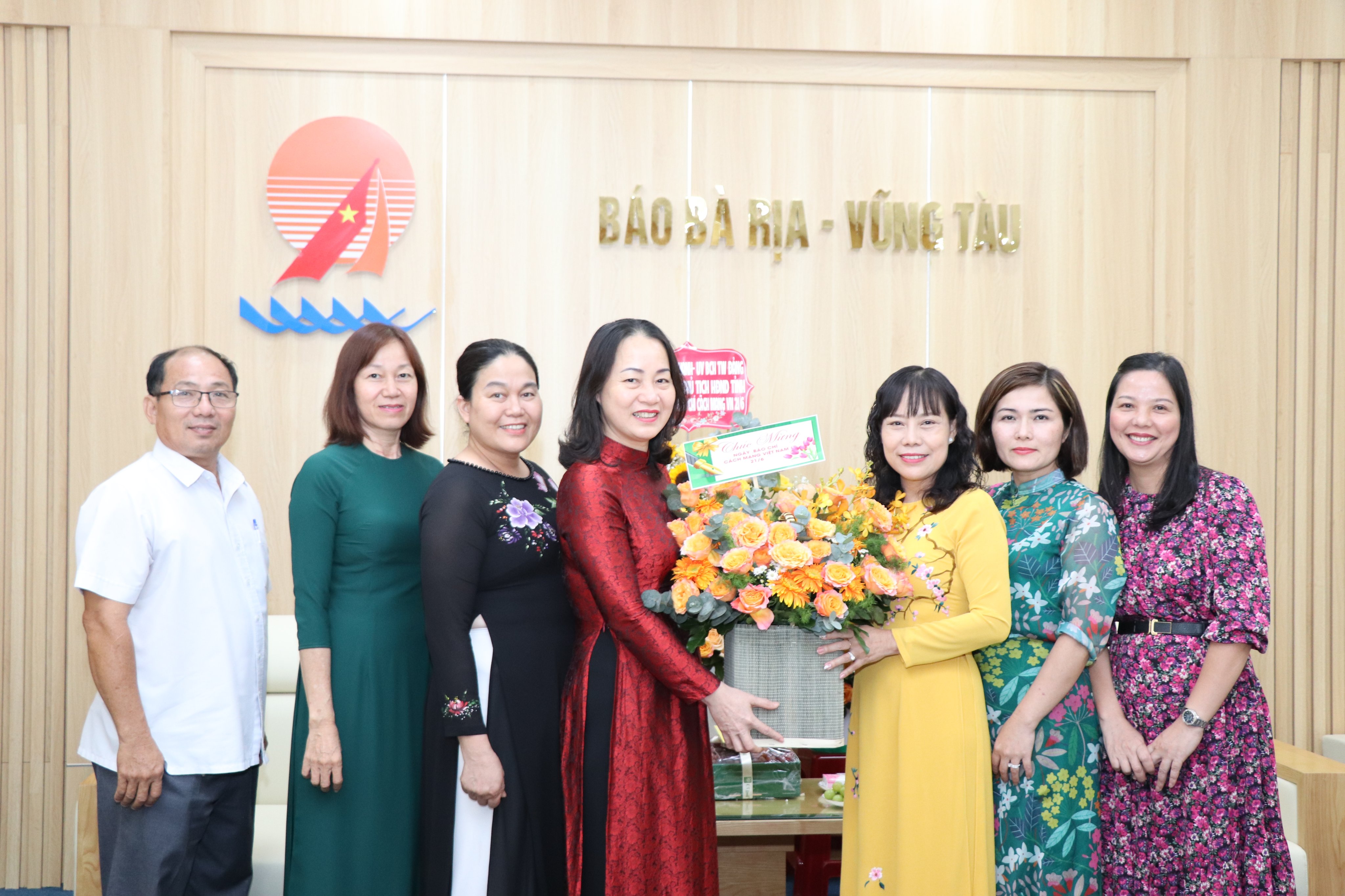 Bà Trần Thị Ngọc Châu, Giám đốc Sở GD-ĐT tặng lẵng hoa tươi thắm đến Báo Bà Rịa-Vũng Tàu.