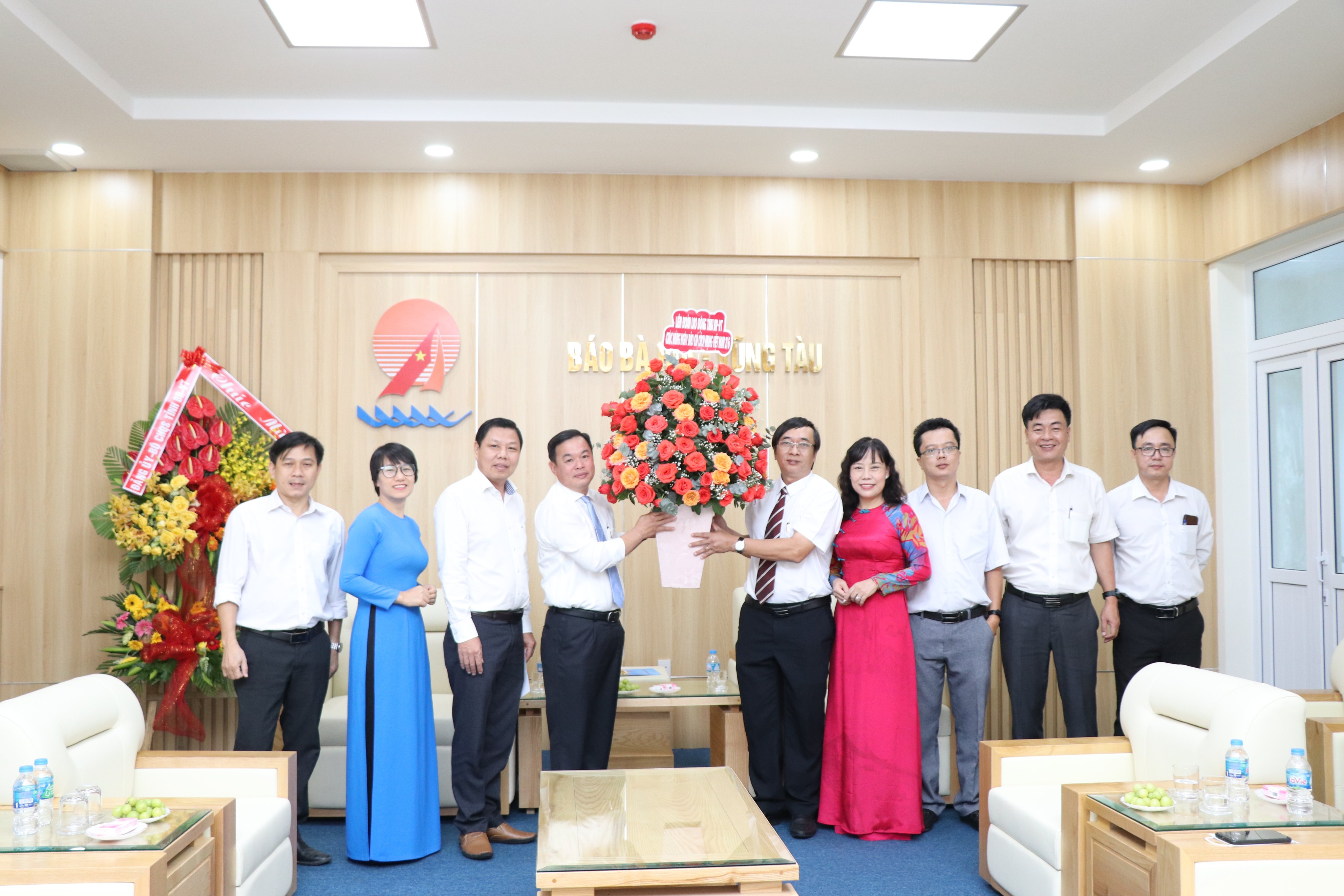 Lãnh đạo Liên đoàn Lao động tỉnh thăm, chúc mừng Báo Bà Rịa-Vũng Tàu.