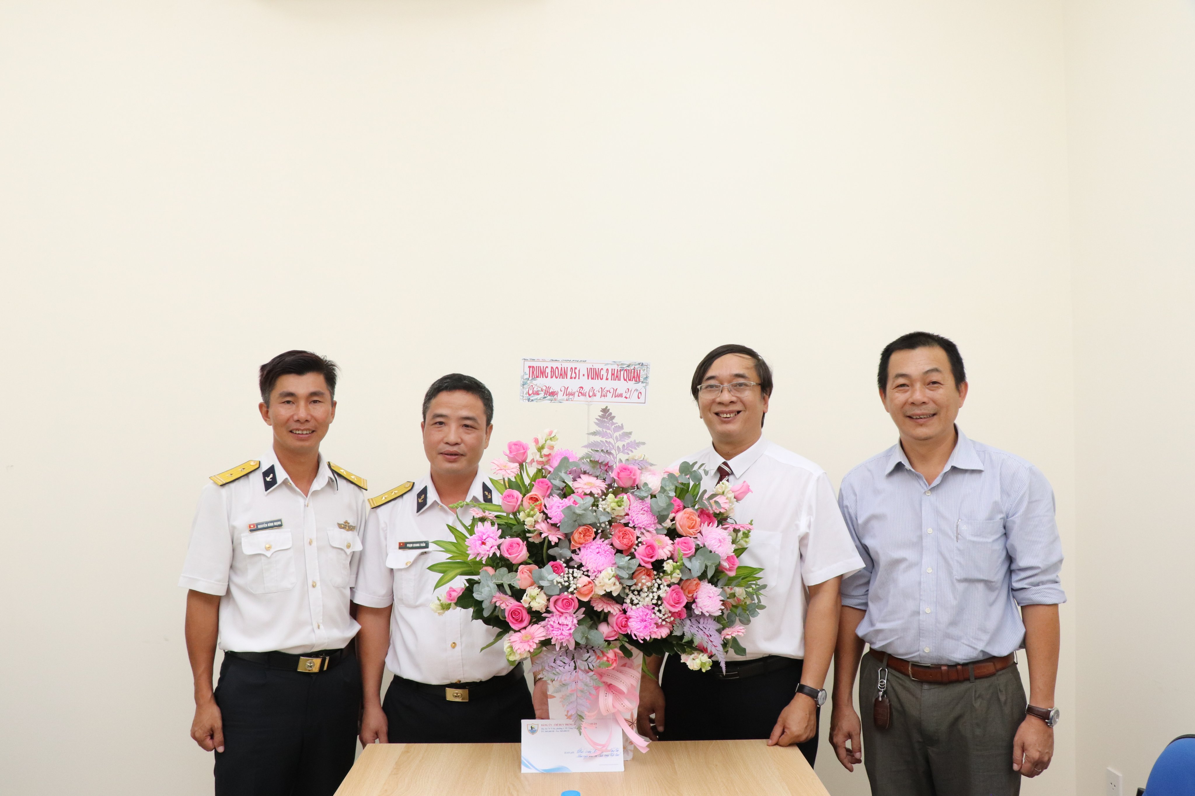 Trung đoàn 251-Vùng 2 Hải quân thăm, tặng hoa chúc mừng Báo Bà Rịa-Vũng Tàu.