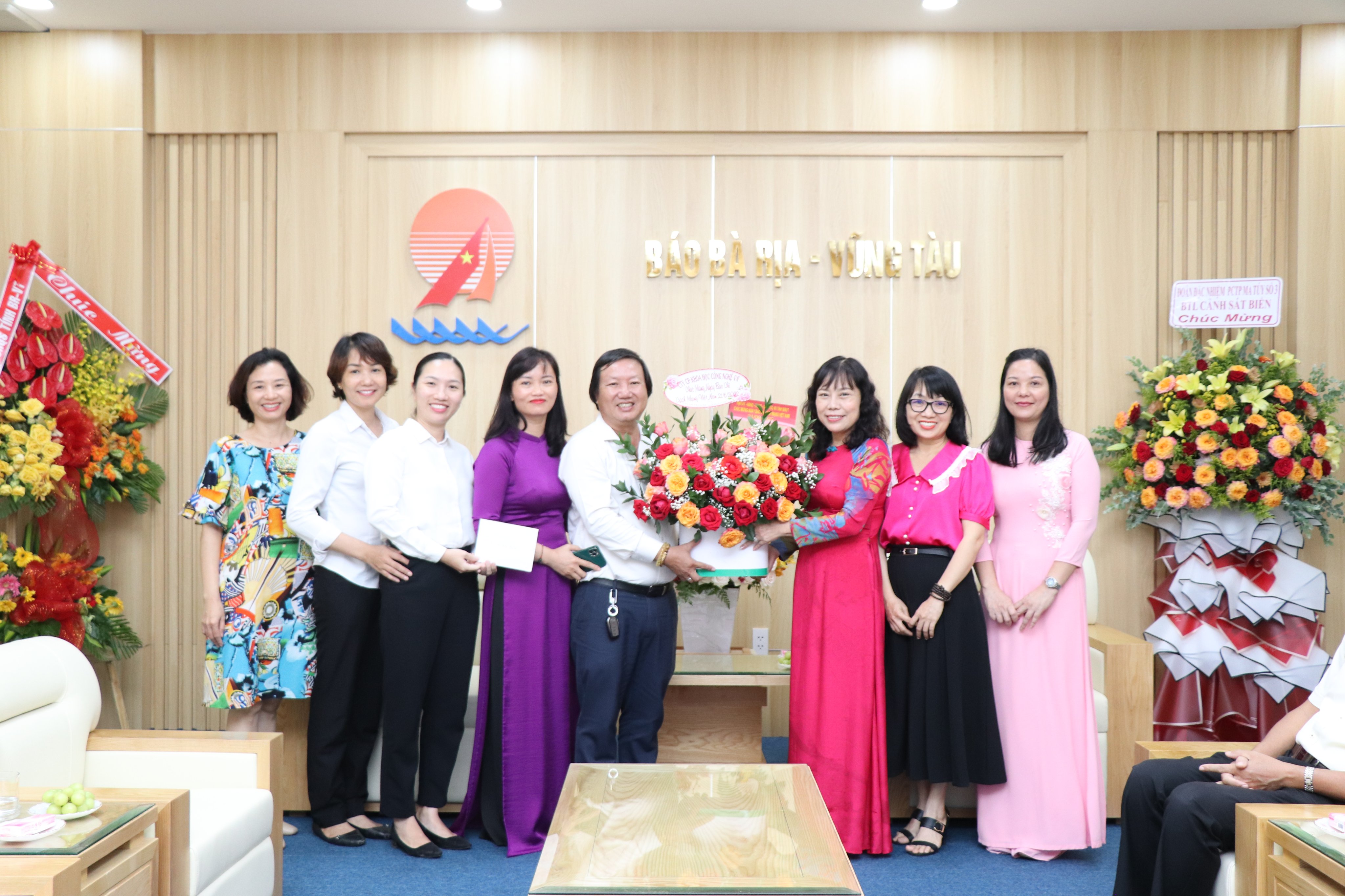 Công ty CP Khoa học-Công nghệ Việt Nam thăm, chúc mừng Báo Bà Rịa-Vũng Tàu.