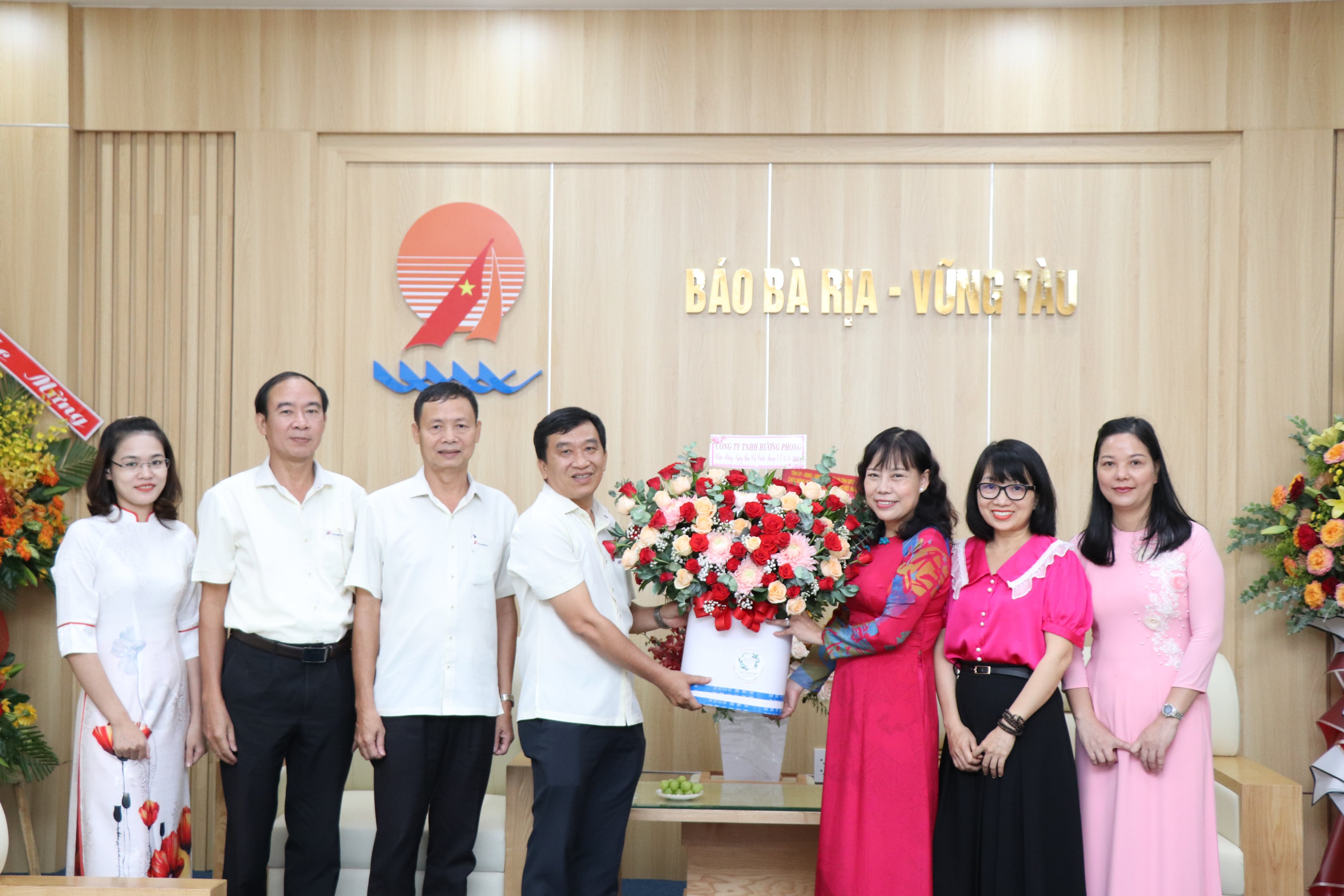 Công ty TNHH Hương Phong thăm, chúc mừng Báo Bà Rịa-Vũng Tàu.