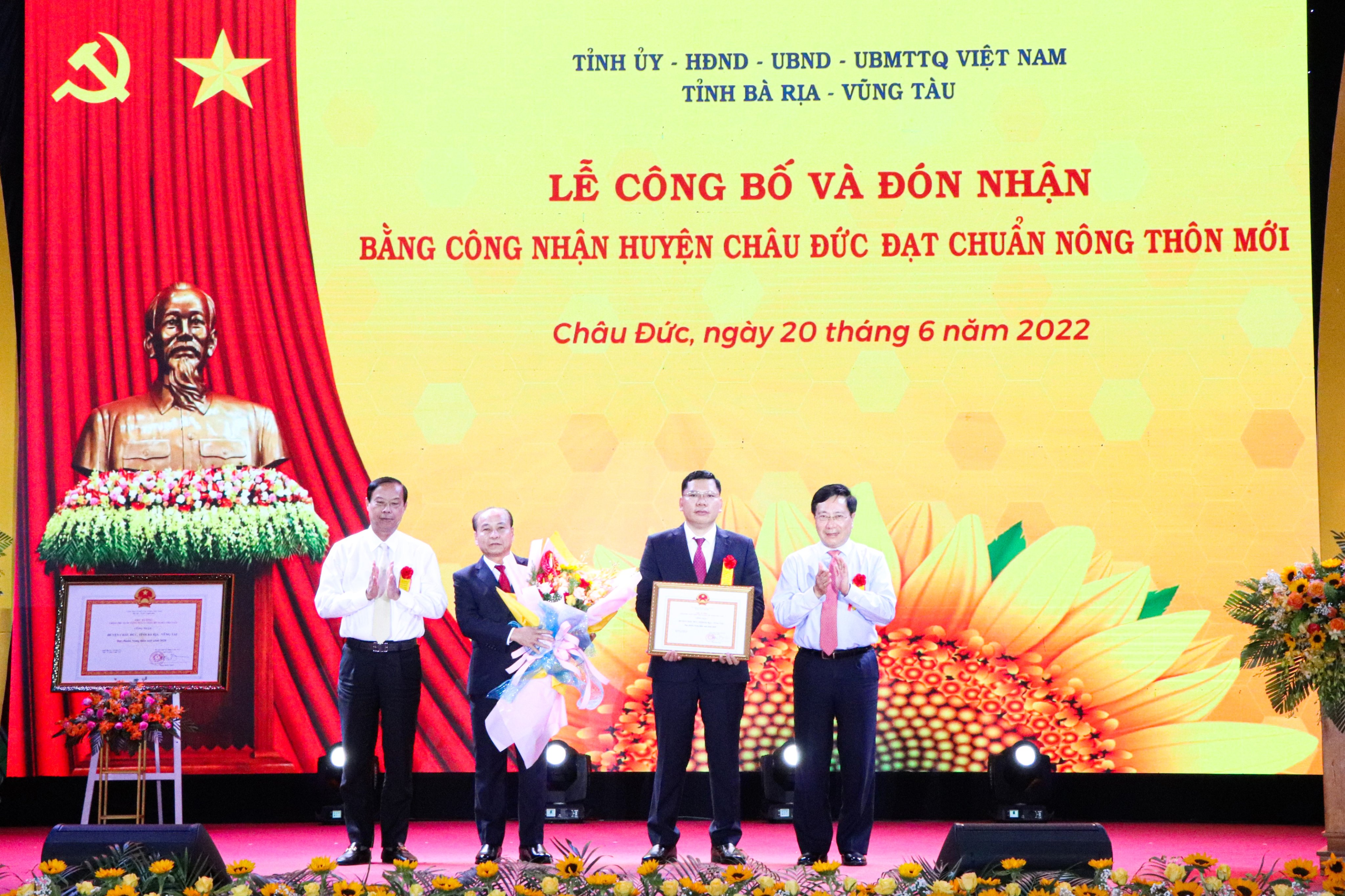 Phó Thủ tướng Thường trực Chính phủ Phạm Bình Minh (bên phải); Chủ tịch UBND tỉnh Nguyễn Văn Thọ (bên trái) trao Bằng công nhận đạt chuẩn NTM cho lãnh đạo huyện Châu Đức.