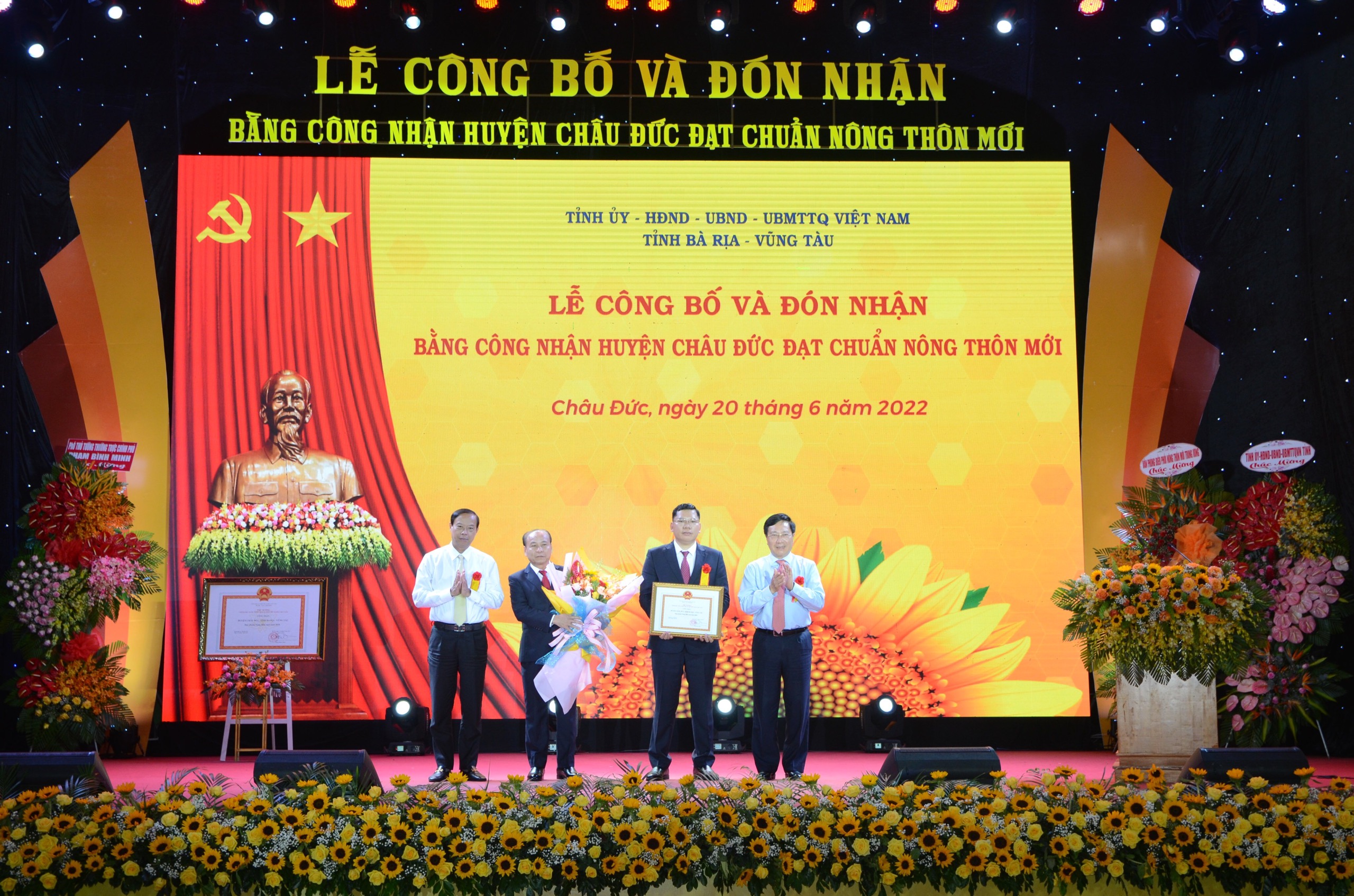 Phó Thủ tướng Thường trực Chính phủ Phạm Bình Minh (bìa phải) trao bằng công nhận đạt chuẩn nông thôn mới cho Đảng bộ, chính quyền và nhân dân huyện Châu Đức.
