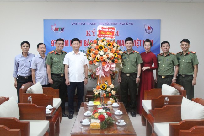 Đồng chí Đại tá Lê Văn Thái - Phó Giám đốc Công an tỉnh tặng hoa chúc mừng Đài PTTH Nghệ An