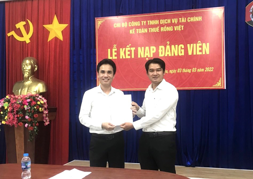 Ông Trịnh Đình Cường, Giám đốc, Bí thư chi bộ Công ty TNHH Dịch vụ Tài chính Kế Toán Thuế Rồng Việt trao quyết định kết nạp Đảng cho các đảng viên Nguyễn Văn Ngọc.