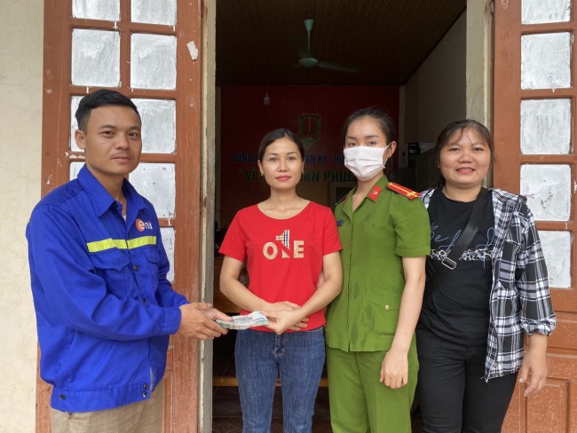 Anh Phạm Văn Diễn vui mừng khi nhận lại số tiền 50 triệu đồng