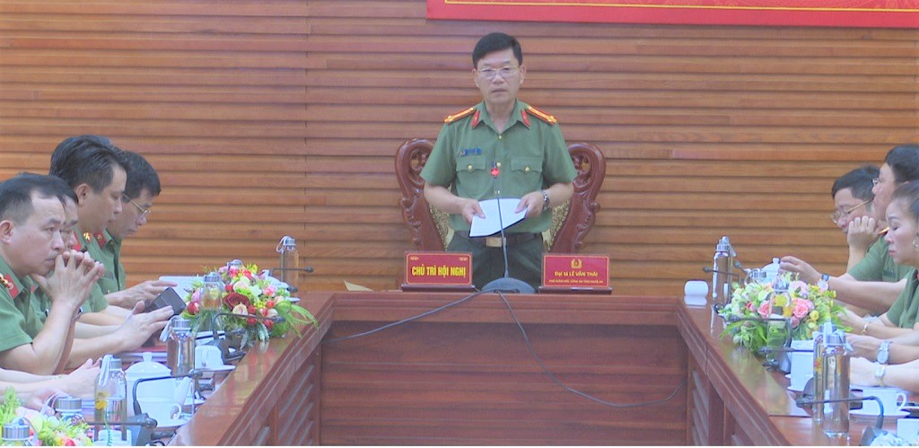 Đồng chí Đại tá Lê Văn Thái, Phó Giám đốc Công an tỉnh phát biểu chỉ đạo tại Hội nghị trực tuyến quán triệt, triển khai Cuộc thi “Tìm hiểu kiến thức về công tác nghiệp vụ cơ bản, công tác hồ sơ nghiệp vụ của lực lượng An ninh nhân dân”