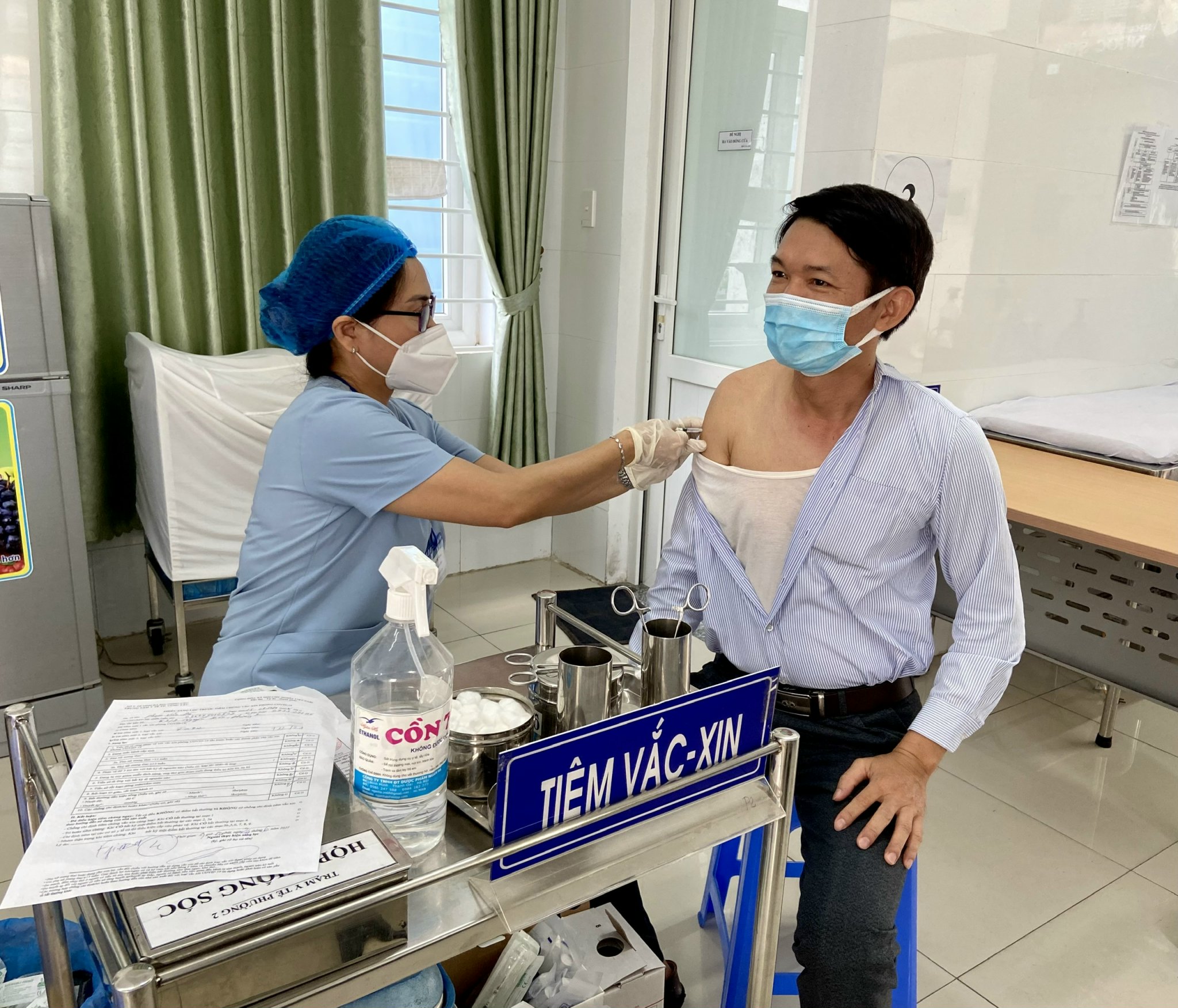 Ông Phạm Văn Đà, Chủ tịch UBMTTQVN phường 2 (TP.Vũng Tàu) tiêm mũi 4 vắc xin phòng COVID-19  tại Trạm y tế phường.