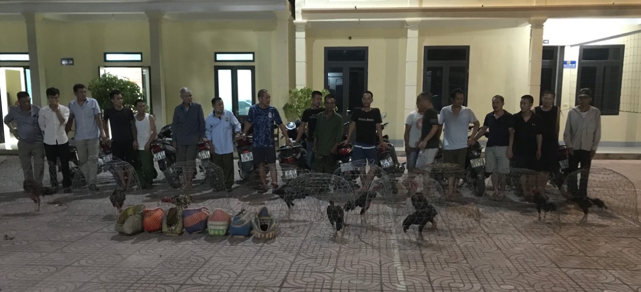 Các đối tượng cùng tang vật tại cơ quan Công an 