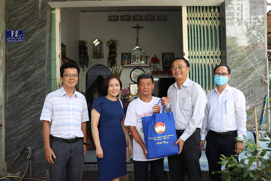 Ông Lê Hồng Ngọc, Phó Chủ tịch Ủy ban MTTQ Việt Nam tỉnh thăm, tặng quà tới ông Trương Công Nhượng, F2, Khu nhà ở Đồi 2, phường 10, TP.Vũng Tàu.