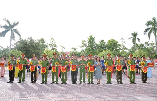 Ban Tổ chức tặng hoa và cờ lưu niệm cho các đơn vị, địa phương tham gia hội thao