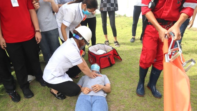 Một số công nhân hoảng loạn tháo chạy bị ngất xỉu