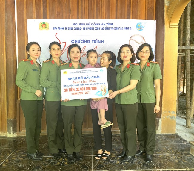 Những người “mẹ đỡ đầu” sẽ góp phần chắp cánh ước mơ cho cháu Gia Hân về một tương lai tươi sáng hơn
