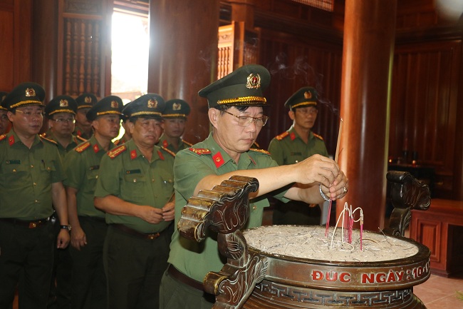 Đồng chí Đại tá Lê Văn Thái,  Phó Giám đốc Công an tỉnh dâng hương trước anh linh Chủ tịch Hồ Chí Minh tại Khu di tích Kim Liên