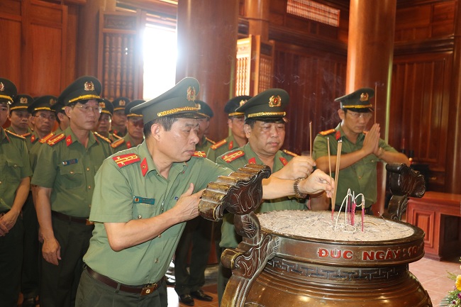 Lãnh đạo các phòng dâng hương tưởng nhớ công ơn trời biển của Chủ tịch Hồ Chí Minh