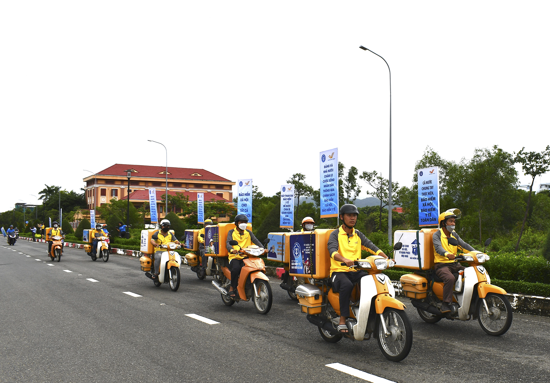 Đội tuyên truyền lưu động của BHXH tỉnh và Bưu điện tỉnh diễu hành qua các đường phố chính tuyên truyền về BHXH.
